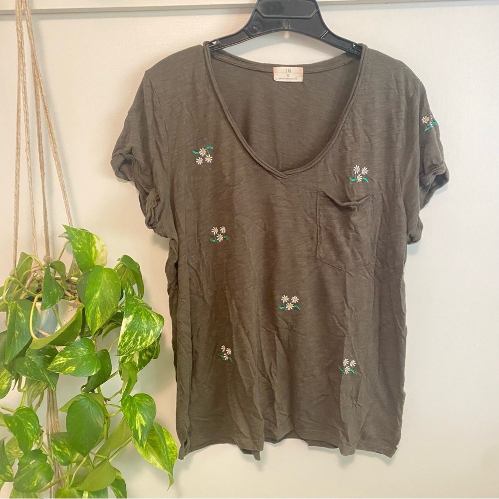 T. LA Classic V-Neck T-Shirt in Embroidered Daisy Print